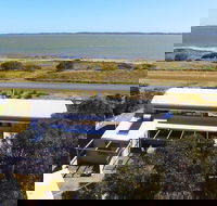 Coorong Aurora - Breathtaking Waterfront Escape - Accommodation QLD