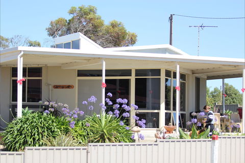 Deckadence Seafront - Accommodation QLD 0