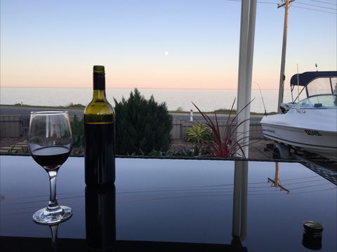 Deckadence Seafront - Accommodation QLD 2