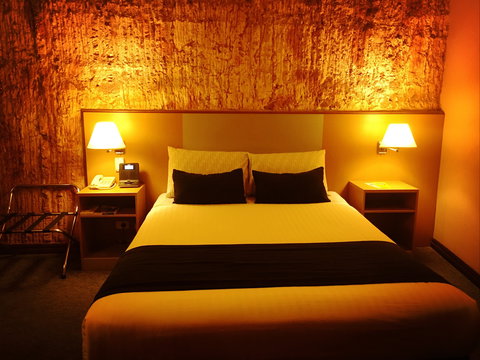 Desert Cave Hotel - Accommodation QLD 2