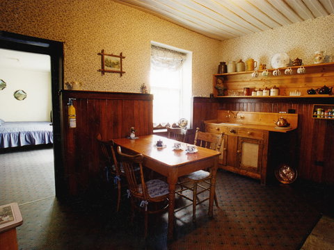 Hamilton's Cottage Collection And Country Gardens - Emmas Cottage - Accommodation QLD 2