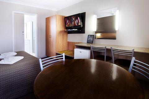Riviera On Ruthven Motel - Accommodation QLD 1
