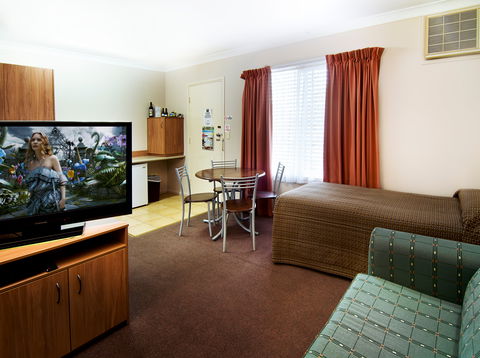 Riviera On Ruthven Motel - Accommodation QLD 2