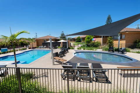 Seaside Holiday Resort - Accommodation QLD 1