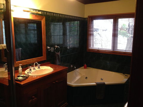 Studio Cottages Romantic Hideaway - Accommodation QLD 1