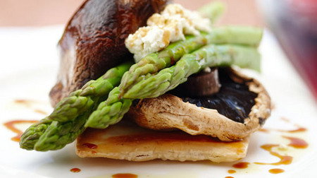 Caves House Hotel - Accommodation QLD 1