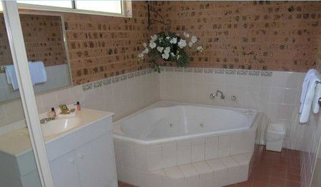 Aberdeen Motel - Accommodation QLD 3