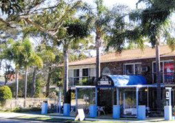 Palm Court Motel - Accommodation QLD 2