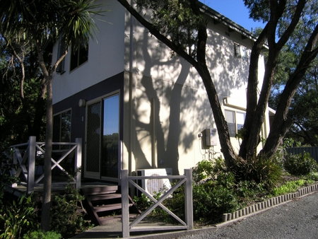 Lilacs Waterfront Villas And Cottages - Accommodation QLD 4