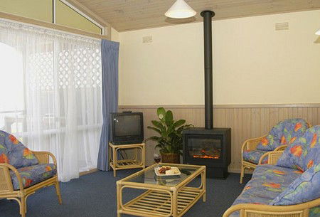 Berrara Beach Holiday Chalets - Accommodation QLD 1