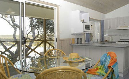 Berrara Beach Holiday Chalets - Accommodation QLD 4