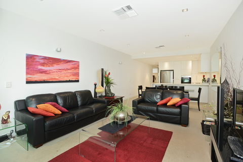 24 The Breeze - Sea Views Right In The Heart Of Victor Harbor - Accommodation QLD 2