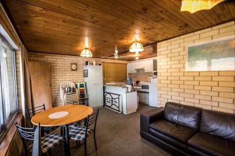 80 Page Drive Blanchetown -River Shack Rentals - Accommodation QLD 2
