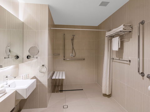 Best Western Plus Hotel Diana - Accommodation QLD 2