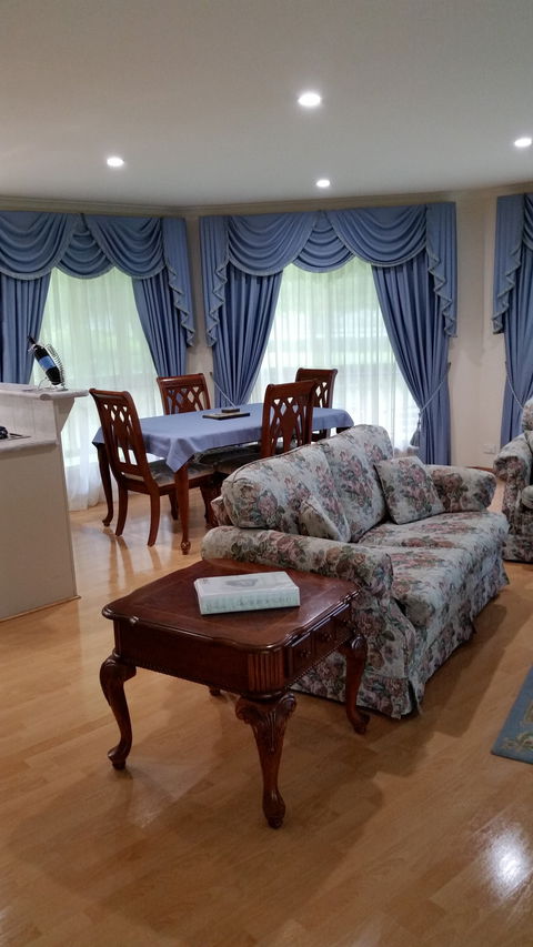 Carolynnes Cottages - Blue Wren Cottage - Accommodation QLD 2