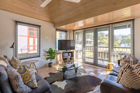 Dlux + Escape @ Lorne - Accommodation QLD 0