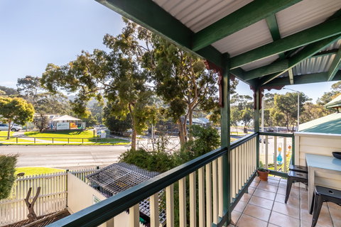 Dlux + Escape @ Lorne - Accommodation QLD 2