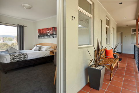 Elphin  Motel & Serviced Apartments - Accommodation QLD 1