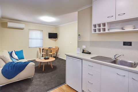 Elphin  Motel & Serviced Apartments - Accommodation QLD 2