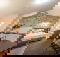 Highlander Motor Inn and Apartments - Accommodation QLD