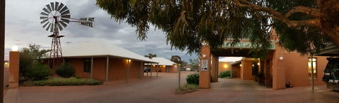 Mud Hut Motel - Accommodation QLD 0