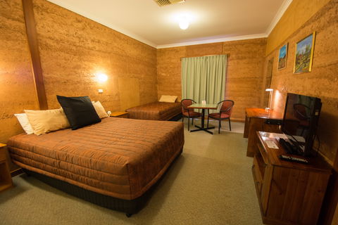 Mud Hut Motel - Accommodation QLD 2