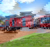 Retro River Rest Luxury Shipping Container House - Accommodation QLD