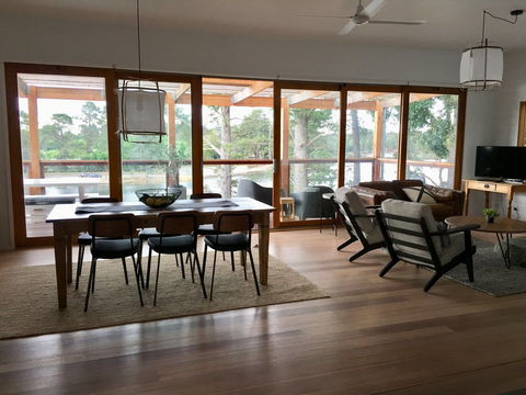 The Lakehouse Beechworth - Accommodation QLD 2