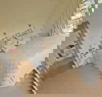 Tinnies at Back Creek Vineyard - Accommodation QLD