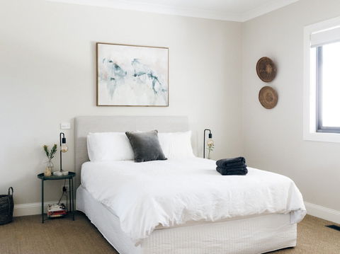 Chic Country Cottage With Vineyard Views - Accommodation QLD 2