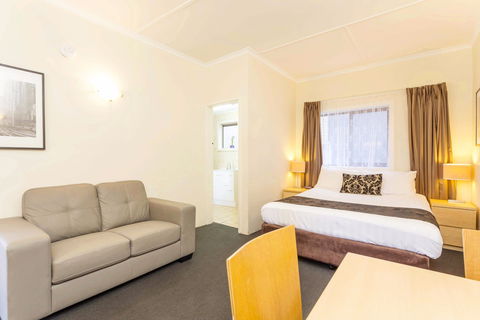 Club Motel And Apartments - Accommodation QLD 2