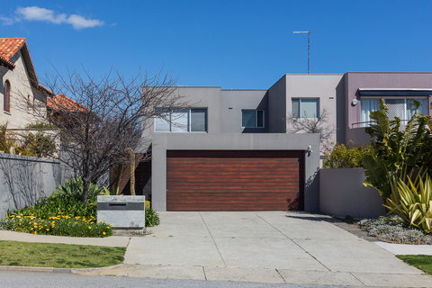 Cottesloe Beach House II - Accommodation QLD 1