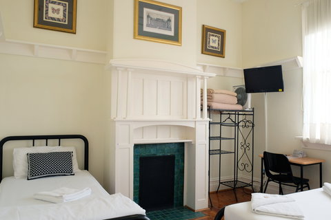 Hotel Claremont Guest House - Accommodation QLD 2