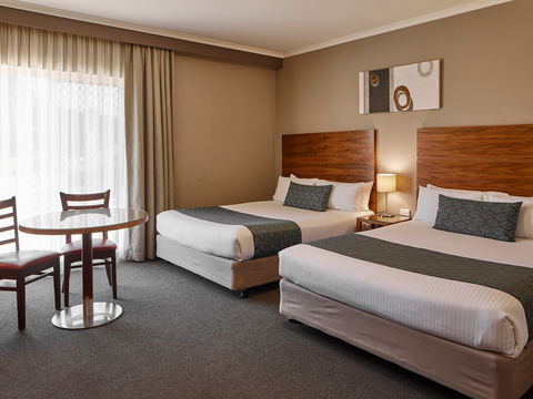 Quality Hotel Dickson - Accommodation QLD 1