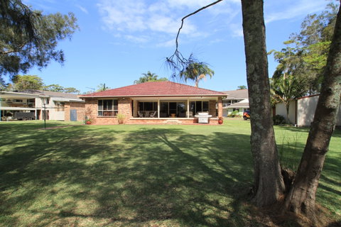 Ray Of Sunshine-Waterfront Reserve - Accommodation QLD 0