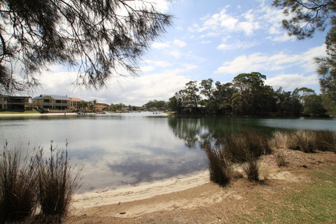 Ray Of Sunshine-Waterfront Reserve - Accommodation QLD 1