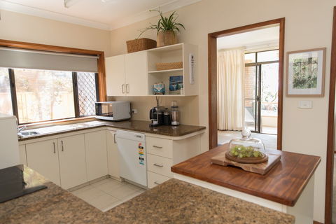 Taranaki Beach Unit - Accommodation QLD 1