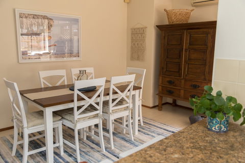 Taranaki Beach Unit - Accommodation QLD 2