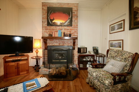 Tenterfield Luxury Historic Cottage - Accommodation QLD 2