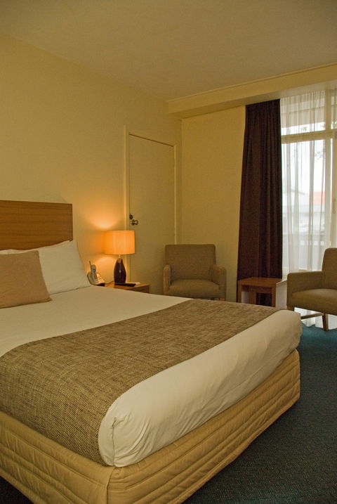 Admiralty Inn - Accommodation QLD 2