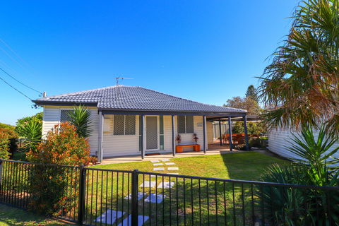 Beachside Cottage At Blacksmiths - Accommodation QLD 0