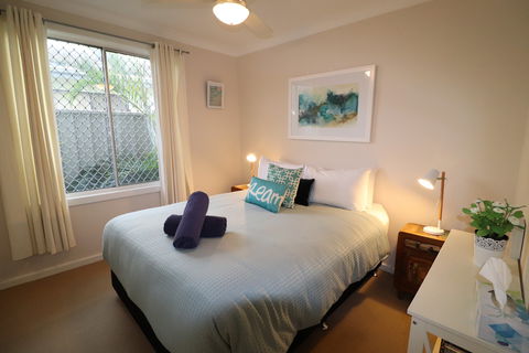 Beachside Cottage At Blacksmiths - Accommodation QLD 2