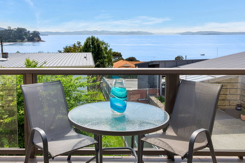 Beach View Apartment - Accommodation QLD 2