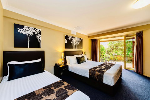 Best Western PLUS Ambassador On Ruthven - Accommodation QLD 1