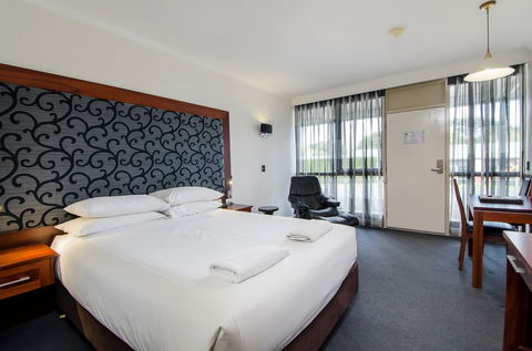 Commodore On The Park - Accommodation QLD 2