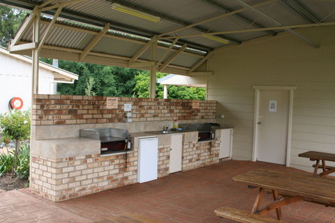 Fossickers' Tourist Park - Accommodation QLD 1