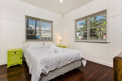 Frankie's Beach House - Accommodation QLD 1