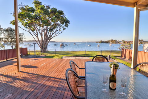 Lakefront Simplicity - Accommodation QLD 0