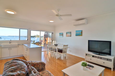 Lakefront Simplicity - Accommodation QLD 2