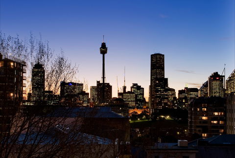 Overlooking The City's Silhouette - Accommodation QLD 2